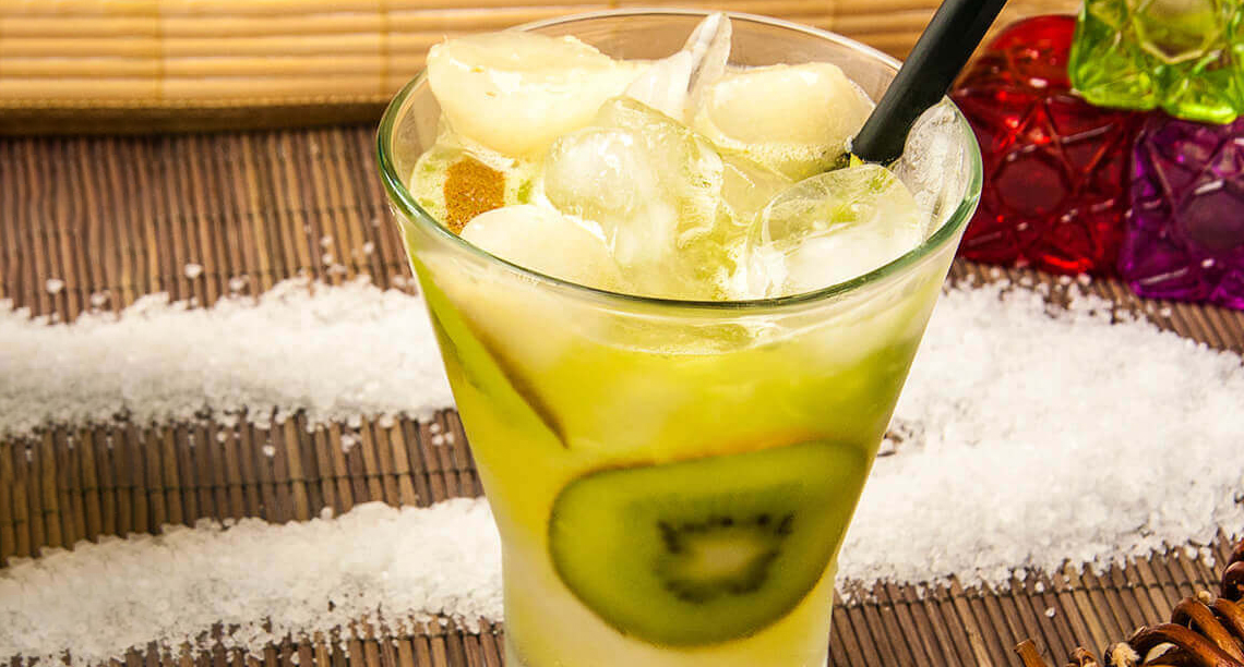 Imagem de Caipirinha de Kiwi com Gelo de Água de coco